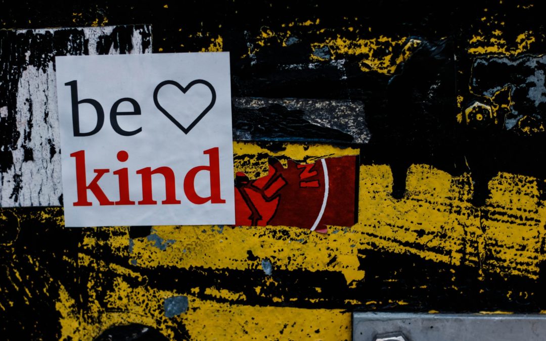 Una pared grafiteada con &quot;Be Kind&quot; pintada.